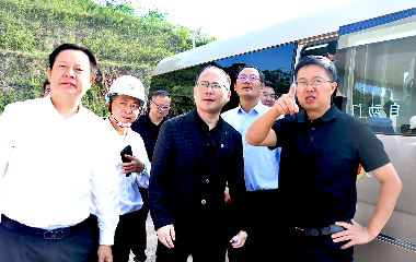宜賓市南溪區(qū)委書記、南溪經(jīng)開區(qū)黨工委書記劉剛率隊調(diào)研遠東宜賓智能產(chǎn)業(yè)園